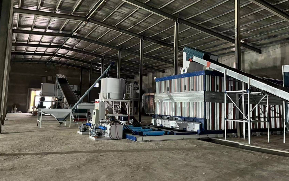 塑料造粒車間內部，混料機和破碎機上方設有集塵罩